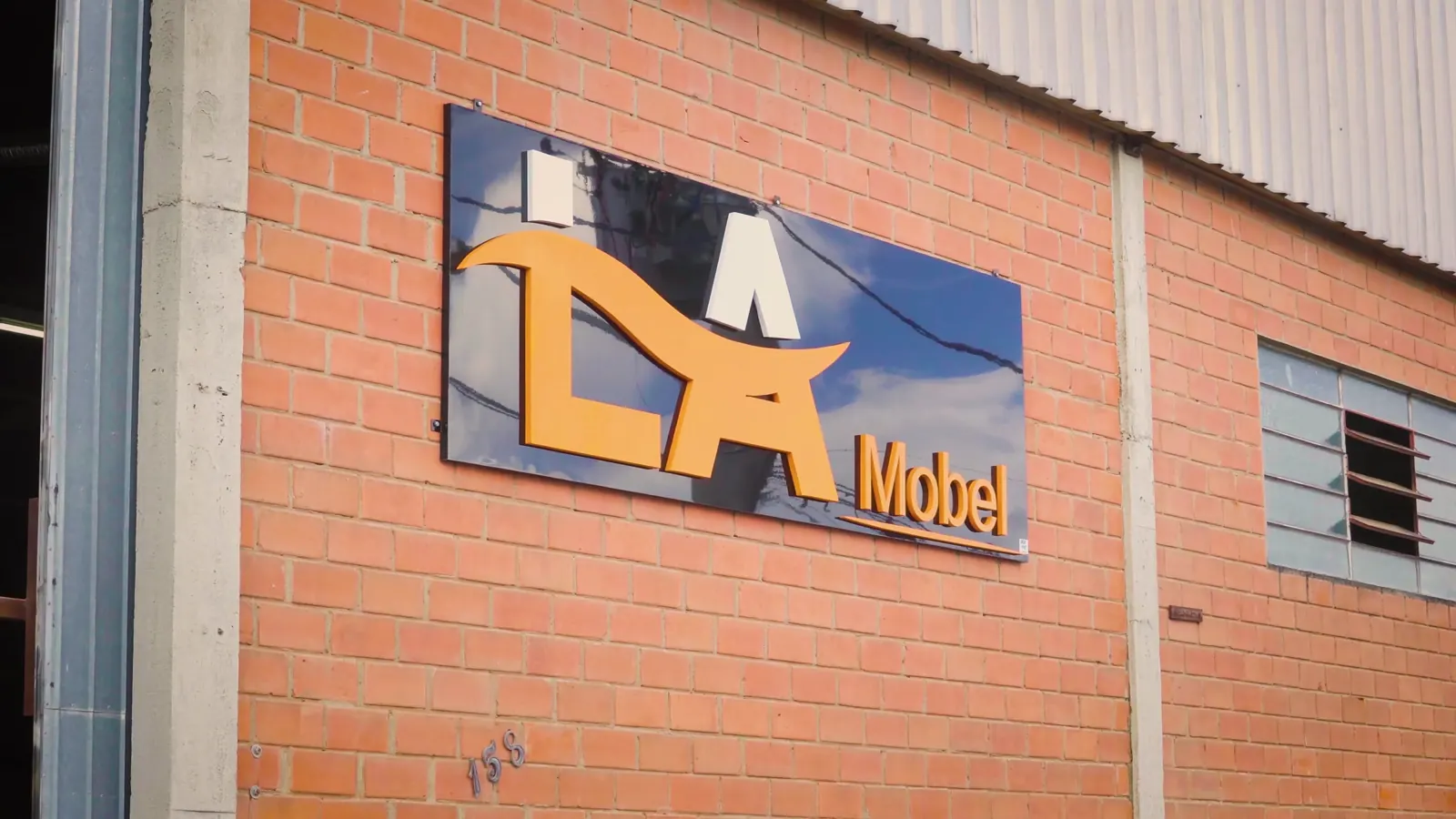 Fachada da fábrica da La Mobel