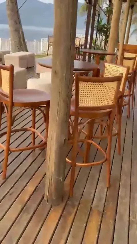 Banquetas e Cadeiras Paris num casamento à beira-mar, com mesas bistrô.